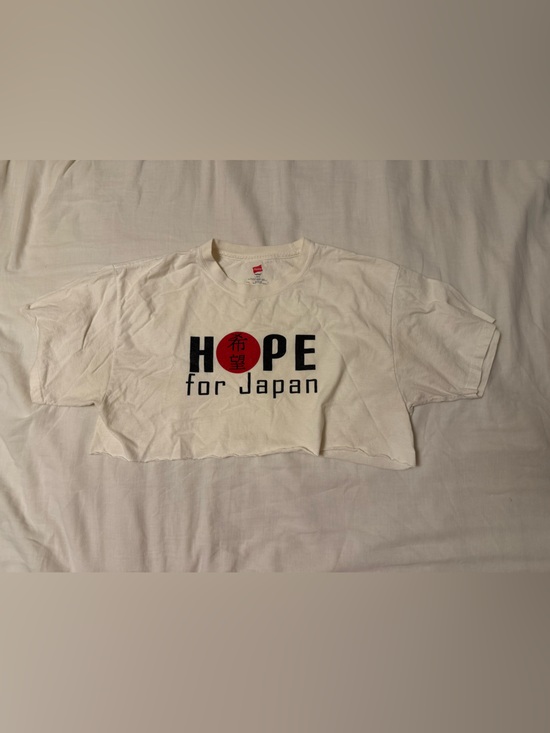 Tops - Cropped white graphic tee